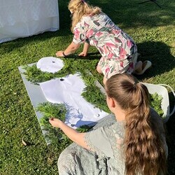 Die Kinder gestalten das Blumenbild.