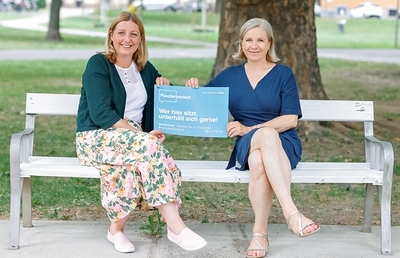 Nora Tödtling-Musenbichler und Judith Schwentner am Plauderbankerl im Grazer Augarten.