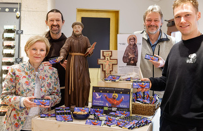 Gertraud Schaller-Pressler, P. Andreas Holl OFM, Peter und Albin Linzbichler (v.li.n.re) präsentieren die Franziskus-Schokolade von Josef Zotter.